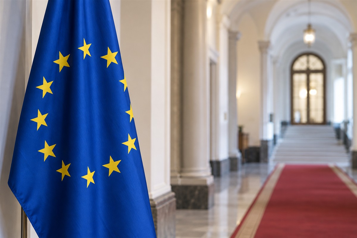 Fahne der Europäischen Union hängt in einem Flur des Außenministeriums in Tiflis, Georgien
