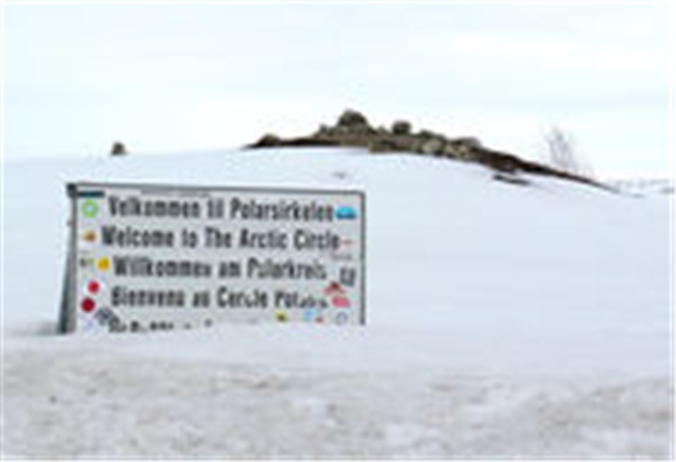 Die Arktis bald ein Verkehrsknotenpunkt? Schild in Norwegen zeigt Beginn des Polarkreises an.
