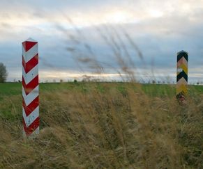 Deutscher und polnischer Grenzpfeiler in der nordöstlichen Uckermark (Brandenburg).