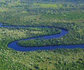 Brasilien, Pantanal: Luftaufnahme des Rio Claro zu Beginn der Trockenzeit 