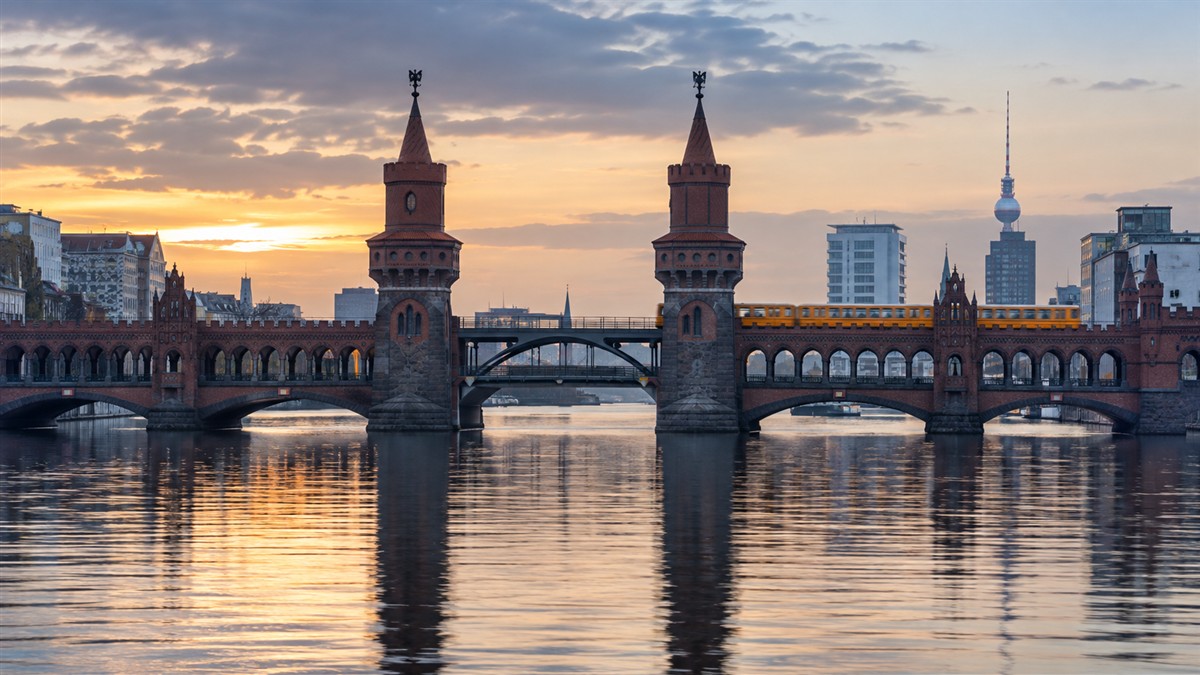 Deutschland keine Brücke zwischen Ost und West. Blick auf die Berliner Oberbaumbrücke zwischen Kreuzberg und Friedrichshain.