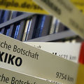 Entfernung kein Hindernis für Deutschlands Einfluss in Lateinamerika. "Wegweiser" im Auswärtigen Amt in Berlin.