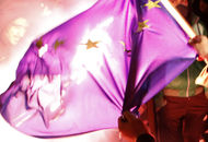 Europa in der Krise. Demonstrant in Zypern verbrennt eine Europaflagge.