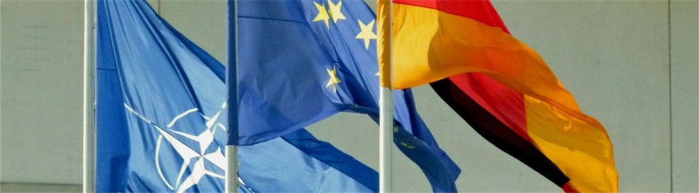 Flaggen der NATO, EU und Deutschlands bei Besuch des NATO-Generalsekretärs bei Angela Merkel.