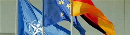 Flaggen der NATO, EU und Deutschlands bei Besuch des NATO-Generalsekretärs bei Angela Merkel