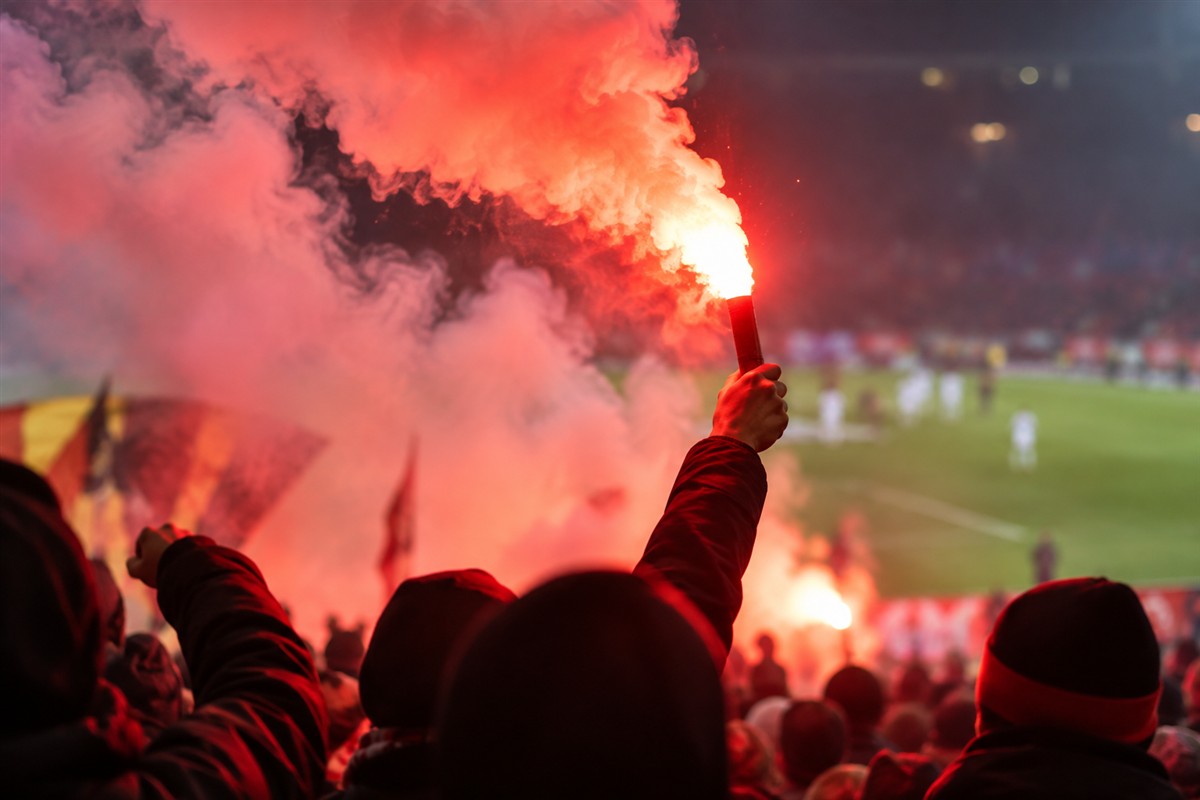 Rauchgranate "Verantwortung"? Bengalisches Feuer bei einem Fußballspiel in Belgien.