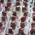 Saudische Männer auf der Zuschauertribüne bei einem traditionellen Fest 