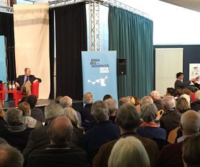 Stephan Steinlein, Moderatorin Ina Baltes und Peer Steinbrück in Langenfeld.