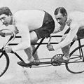 Das deutsch-französische Tandem in Gang bringen. Tandem-Rennradfahrer, 1903.