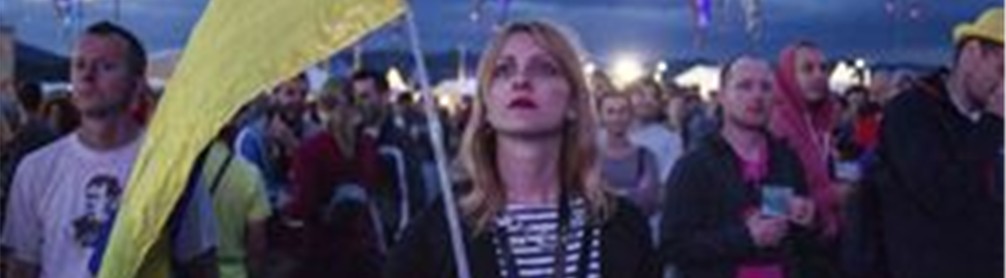 Eine Zuschauerin hält bei einem Konzert des ukrainischen Symphonie-Orchesters eine urkainische Fahne. 