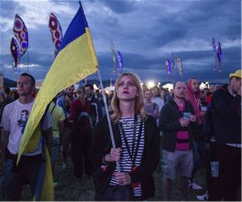 Eine Zuschauerin hält bei einem Konzert des ukrainischen Symphonie-Orchesters eine urkainische Fahne. 