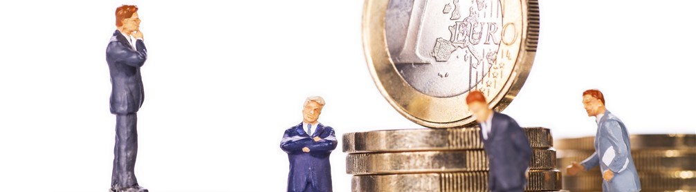 Modellfiguren von Geschäftsleuten mit Euromünzen.
