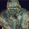 Abguss der Skulptur "Der Denker" des französischen Bildhauers Rodin vor dem angestrahlten Brandenburger Tor.