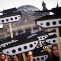 Transparente in Form eines Panzers bei einer Kundgebung vor dem Reichstag gegen die deutschen Rüstungsexporte.
