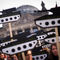 Transparente in Form eines Panzers bei einer Kundgebung vor dem Reichstag gegen die deutschen Rüstungsexporte.