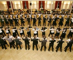 Vom Wiener Walzer zum Gruppentanz? Debütantentraining für den Semperopernball 2014.